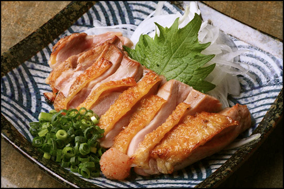 写真：名古屋コーチン皮付きもも肉炭火焼