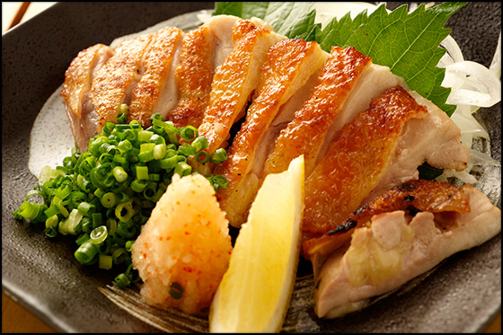 写真：皮付きもも肉炭火焼